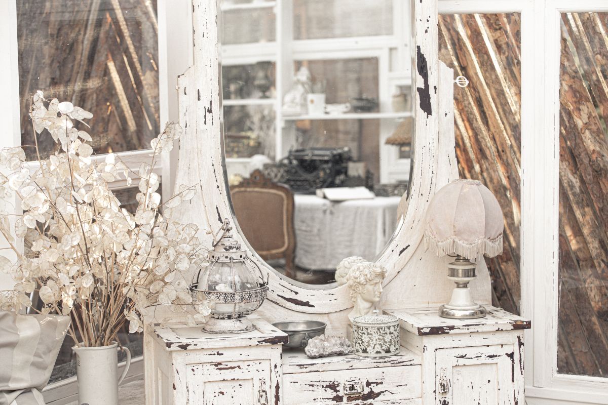 bianco in stile shabby sul legno