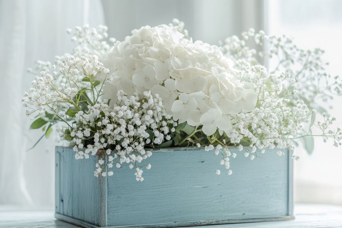 decorazione shabby chic con cassetta di legno