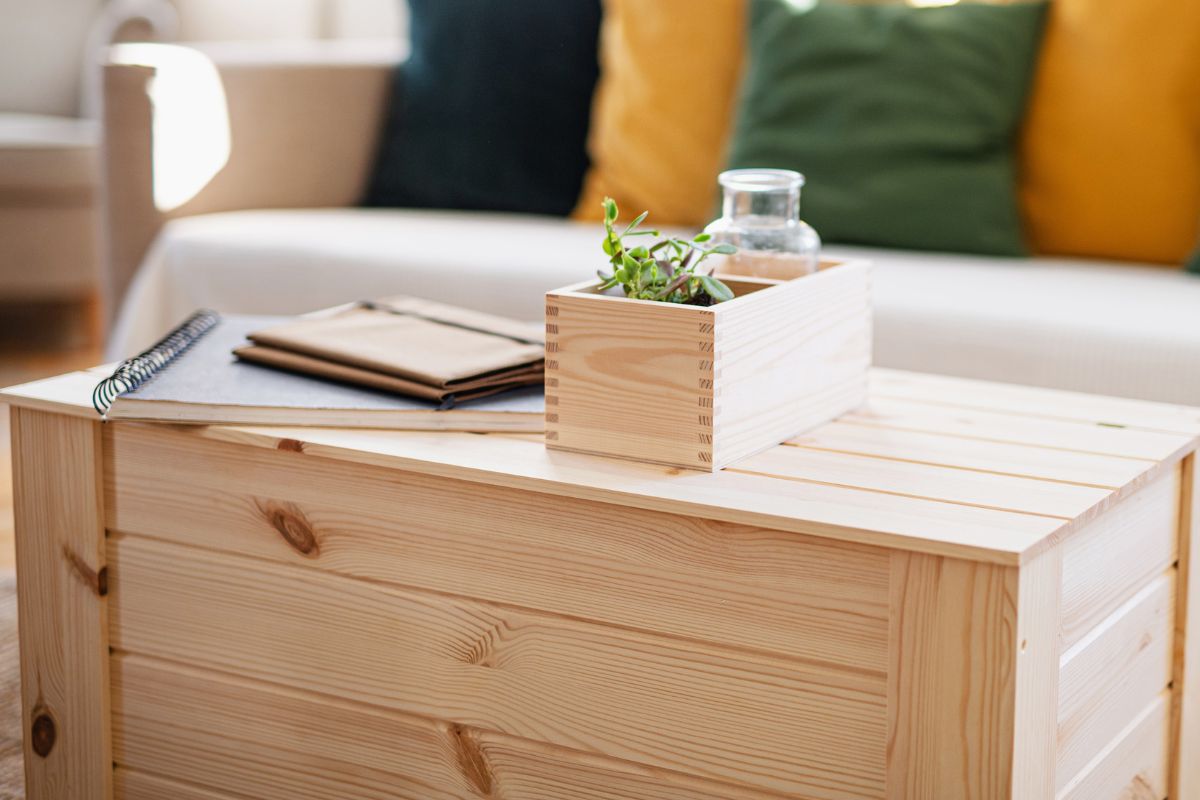 tavolino con cassette di legno per terrazzo