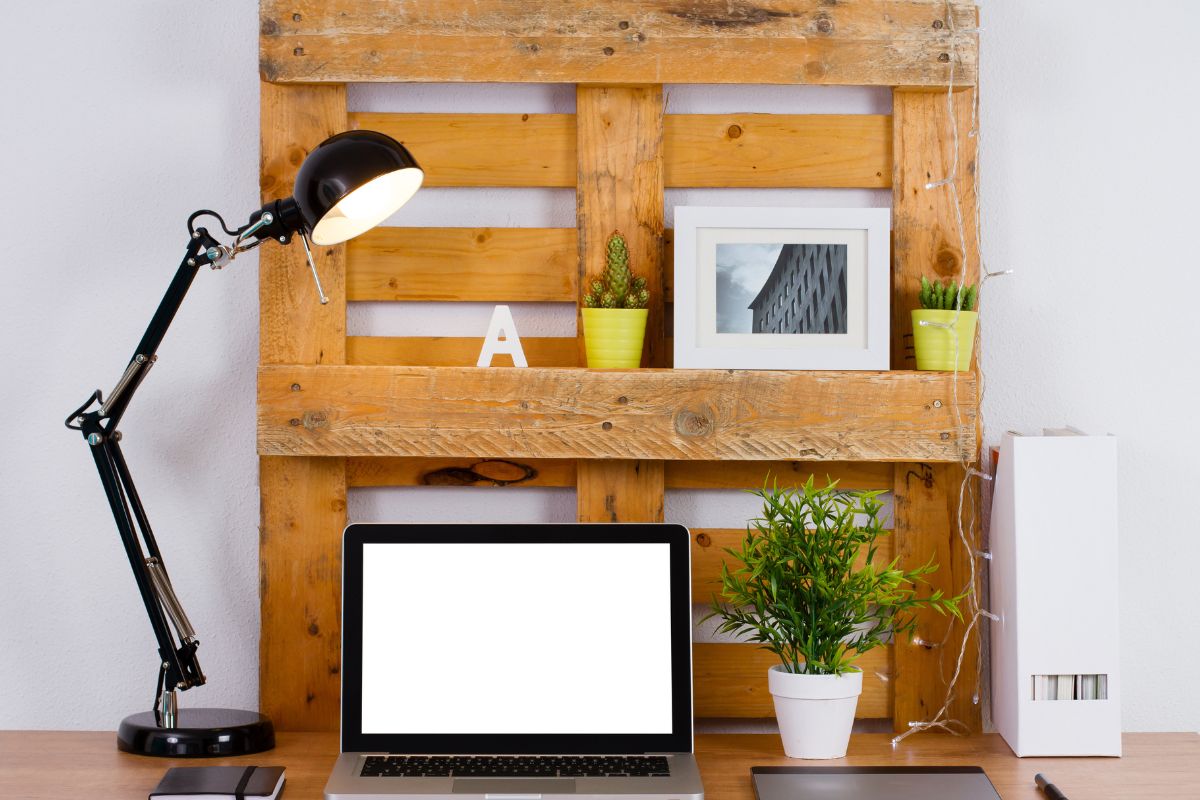 scrivania sospesa con pallet