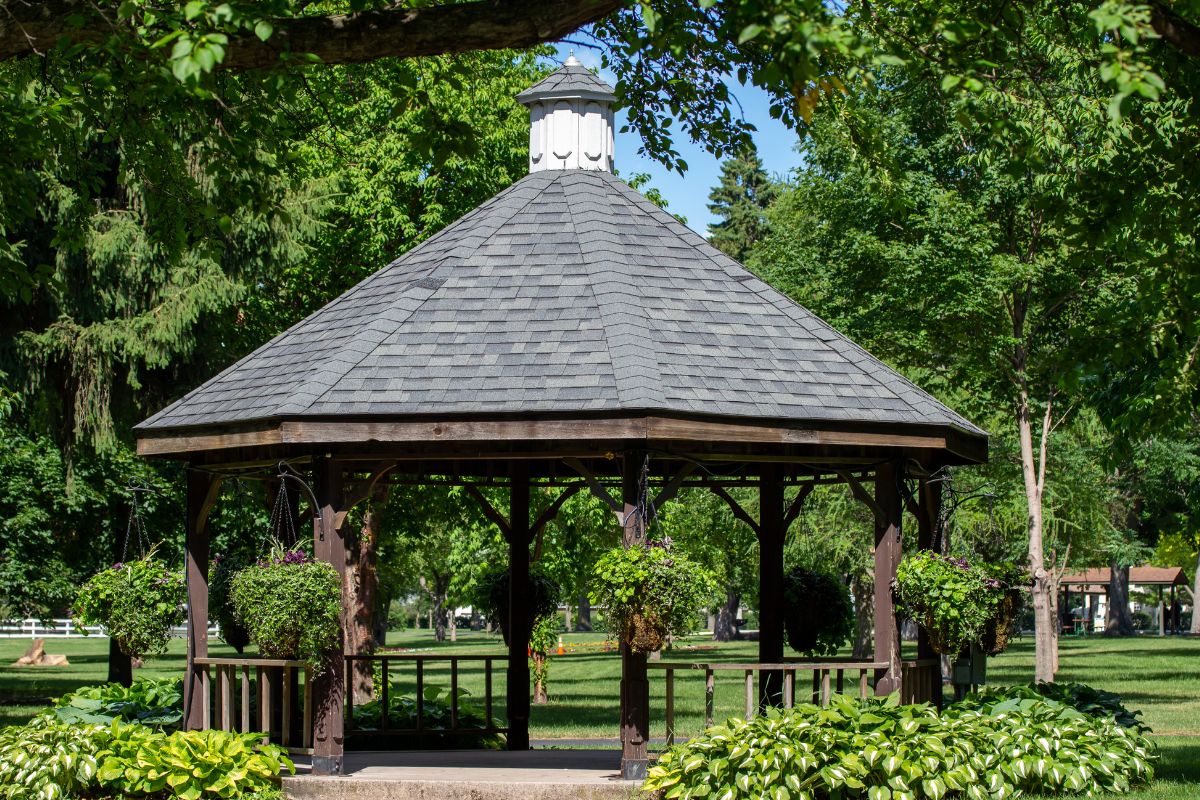 gazebo in legno sbiadito