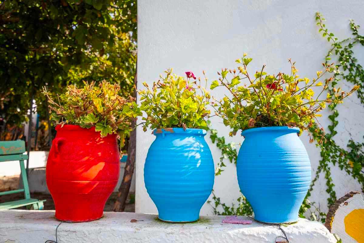 3 vasi in terracotta dipinti in blu e rosso
