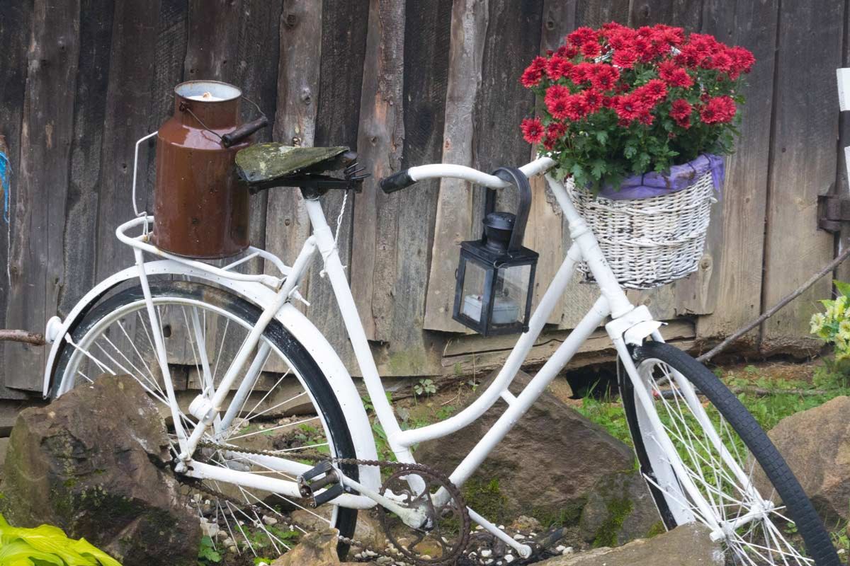 fioriere con vecchia bicicletta