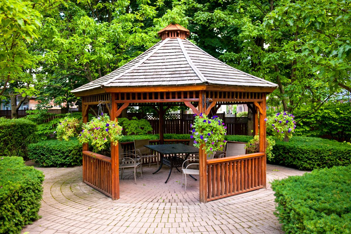 gazebo in legno sbiadito