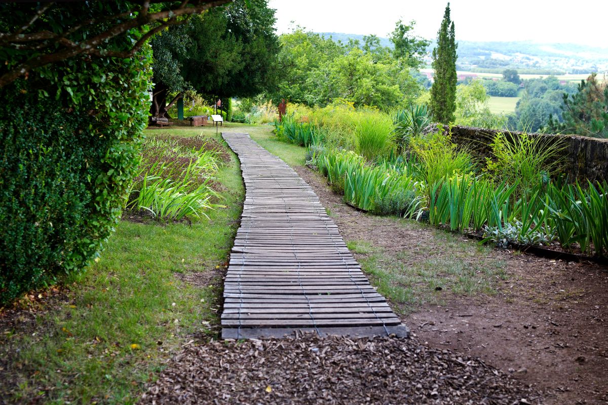 giardino con vialetti e camminamenti