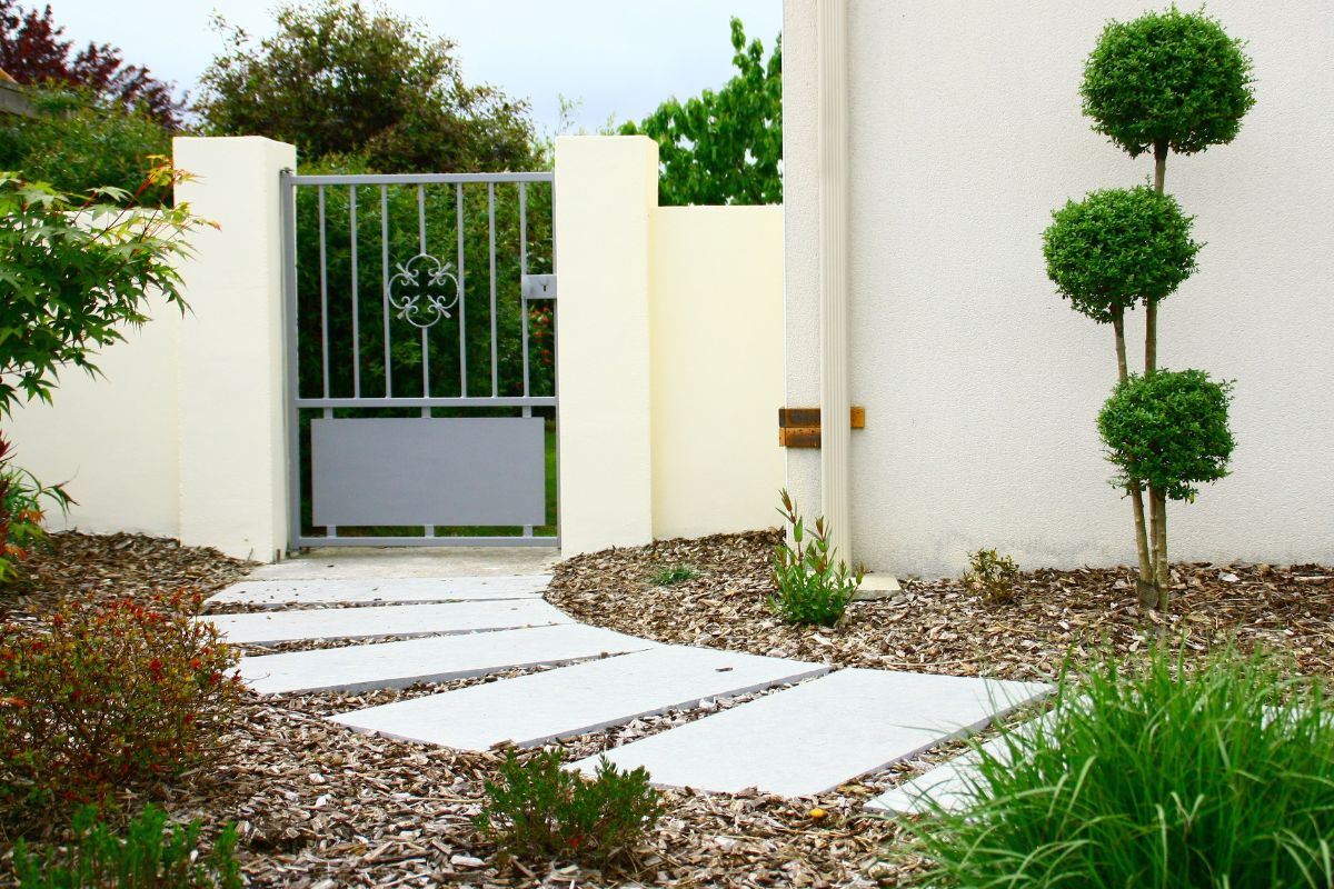giardino con camminamento