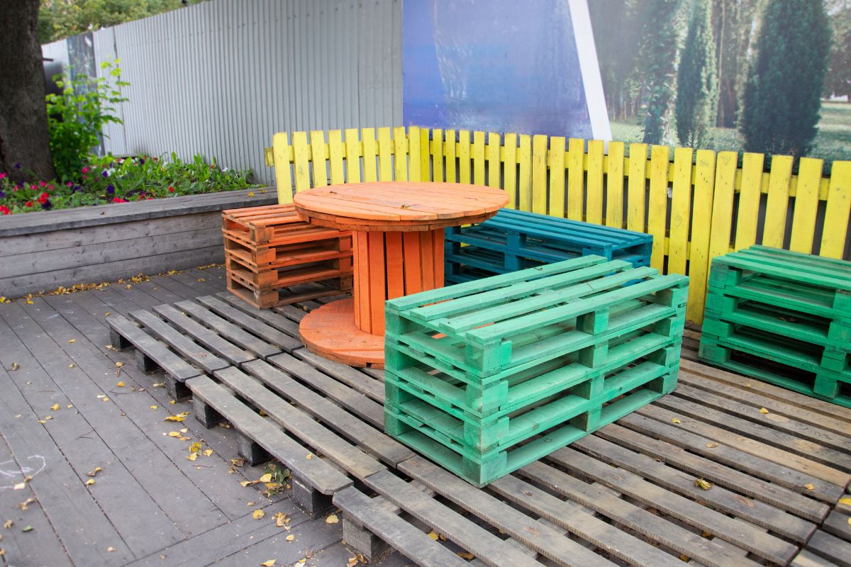 salottino da esterno con pallet e bobine di legno