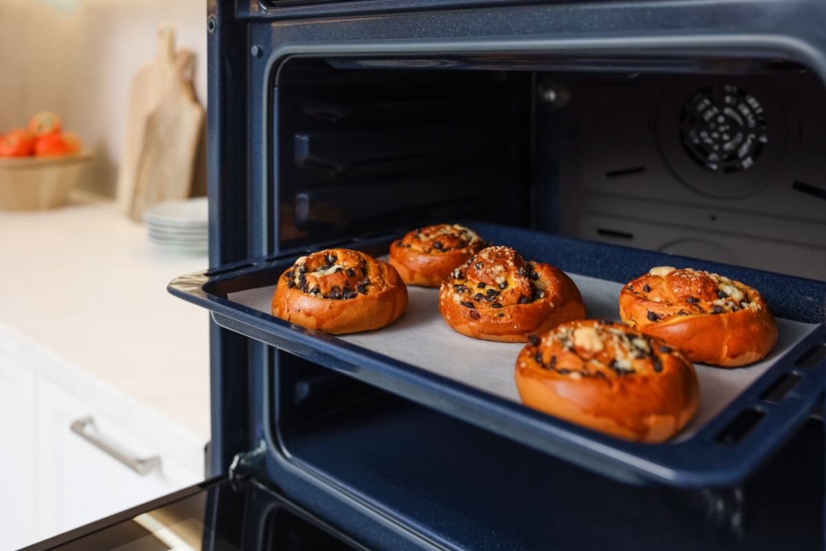 come pulire la leccarda del forno