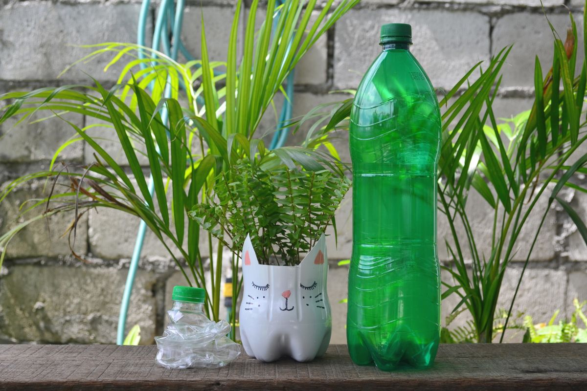 fioriera con bottiglie di plastica