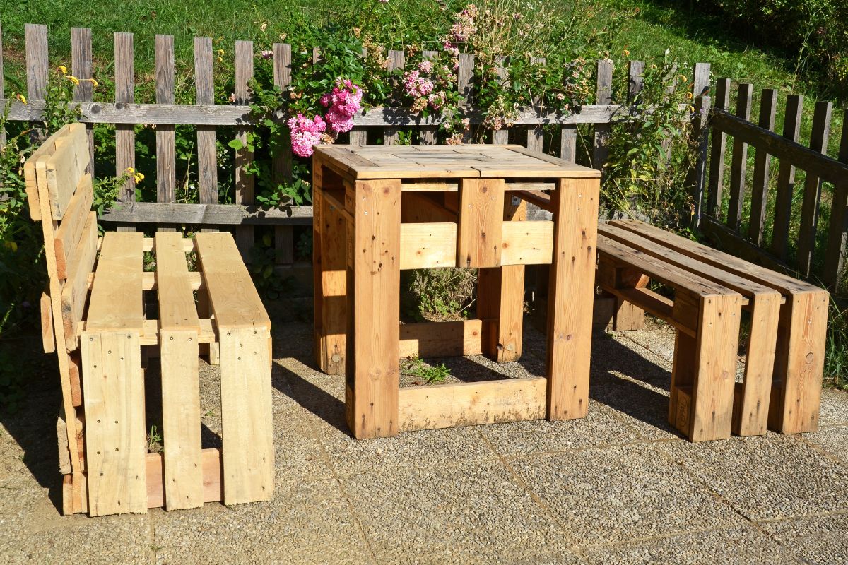 trasformare vecchi pallet in mobili da esterno