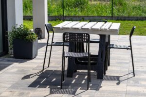 mobili con pallet e bobine di legno
