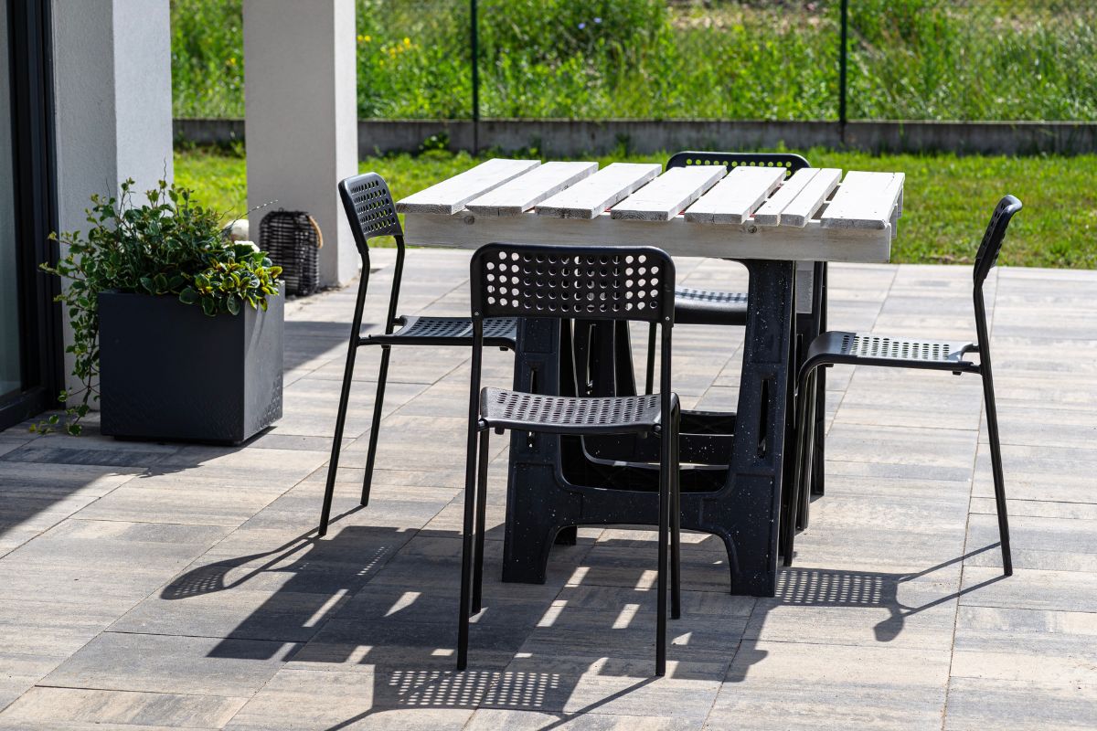 mobili con pallet e bobine di legno