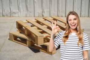come realizzare una scrivania sospesa con pallet