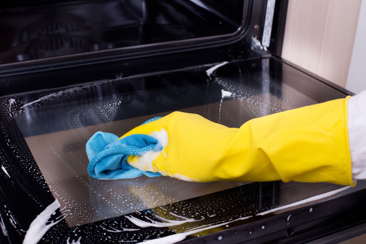 come sgrassare il forno