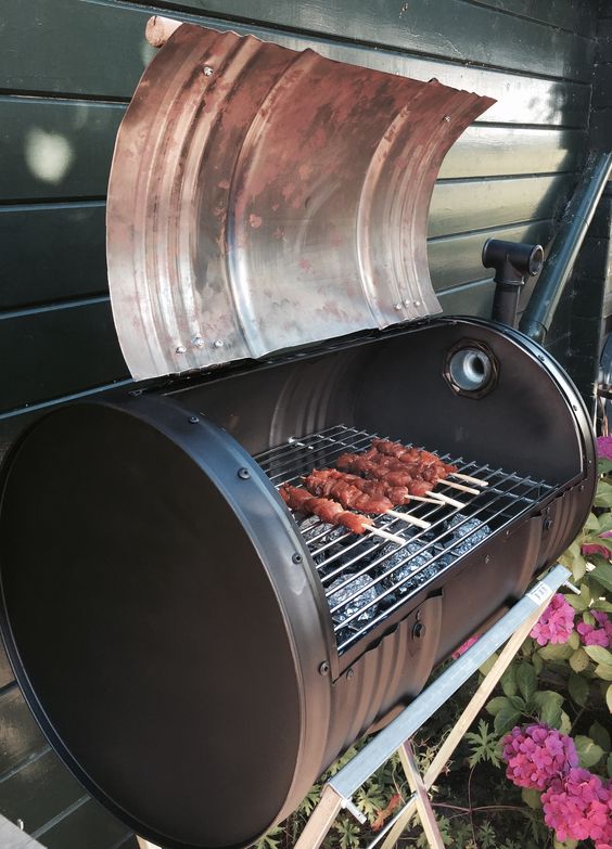 barbecue ricavato nel bidone di metallo