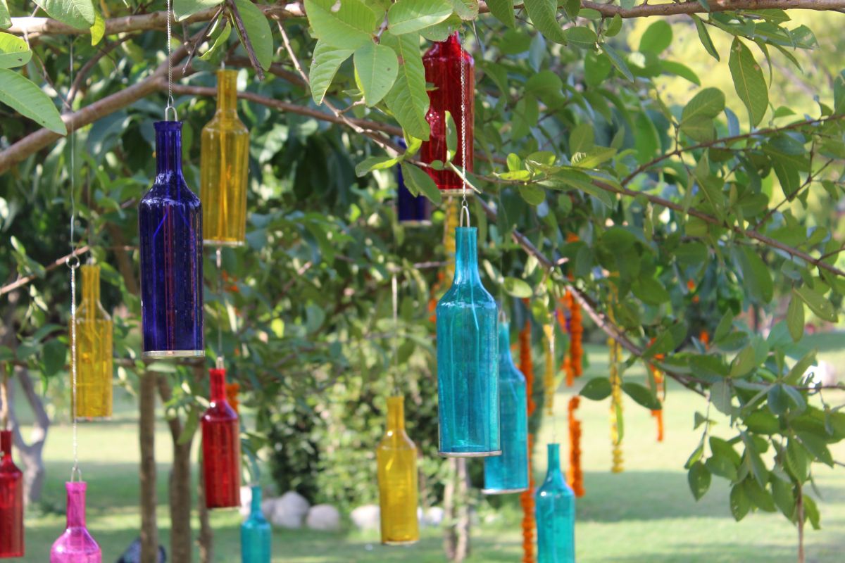 idee creative con bottiglie di vetro colorate