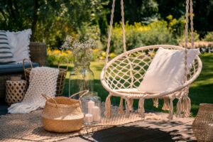 boho chic in giardino con cesti di vimini