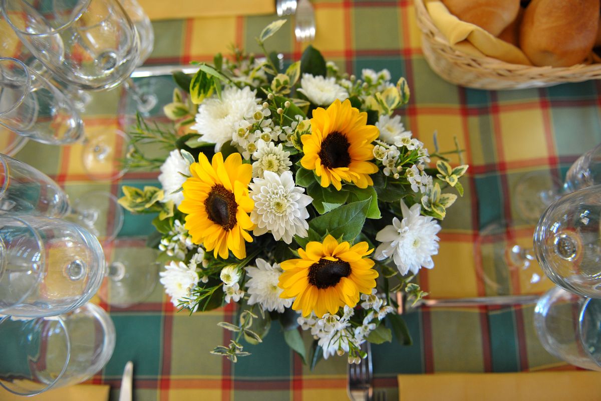 decorare con elementi naturali la tavola estiva