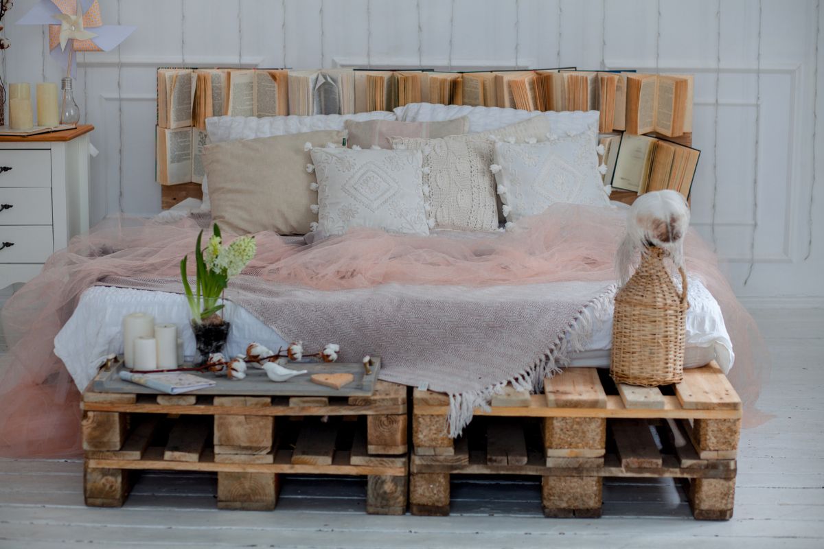 letti matrimoniali shabby con pallet