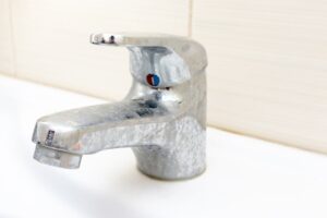 come eliminare il calcare dai rubinetti
