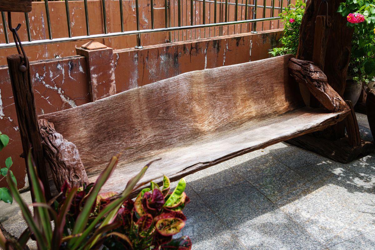 arredare il giardino con tronchi di legno