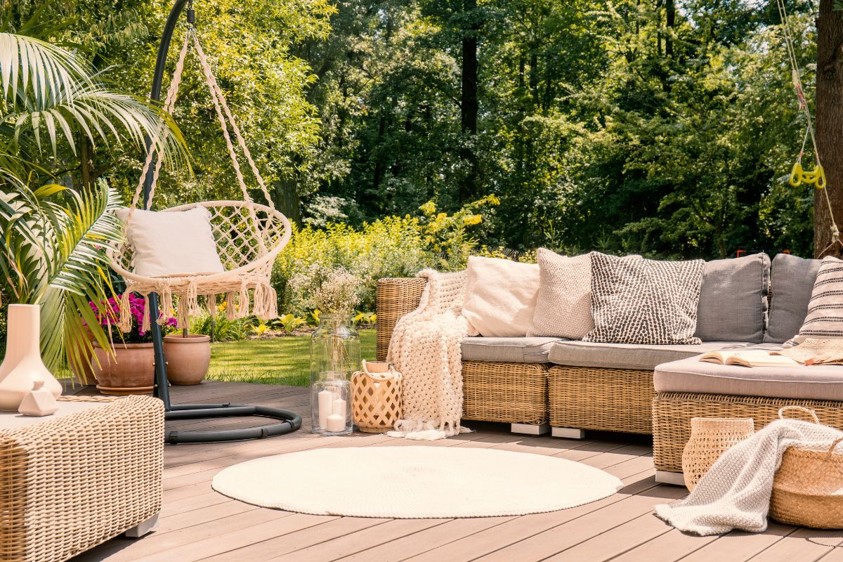 pulizia arredo da giardino in rattan