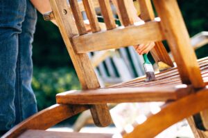 sistemare il colore del legno sbiadito