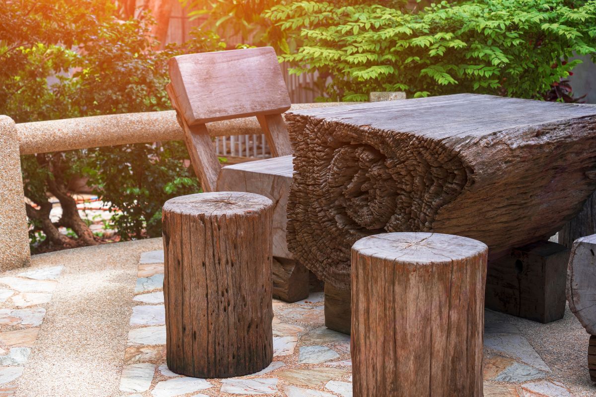 arredare il giardino con tronchi di legno