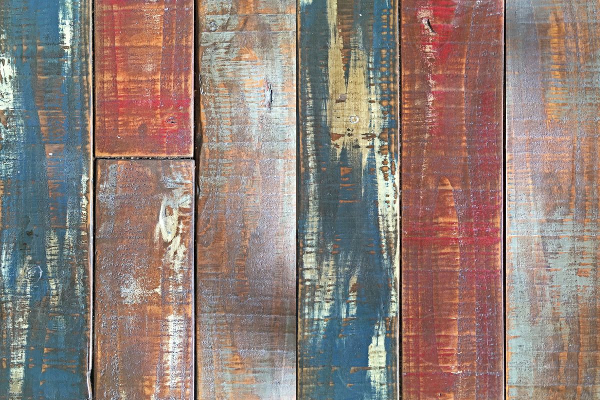 rinnovare il colore del legno sbiadito