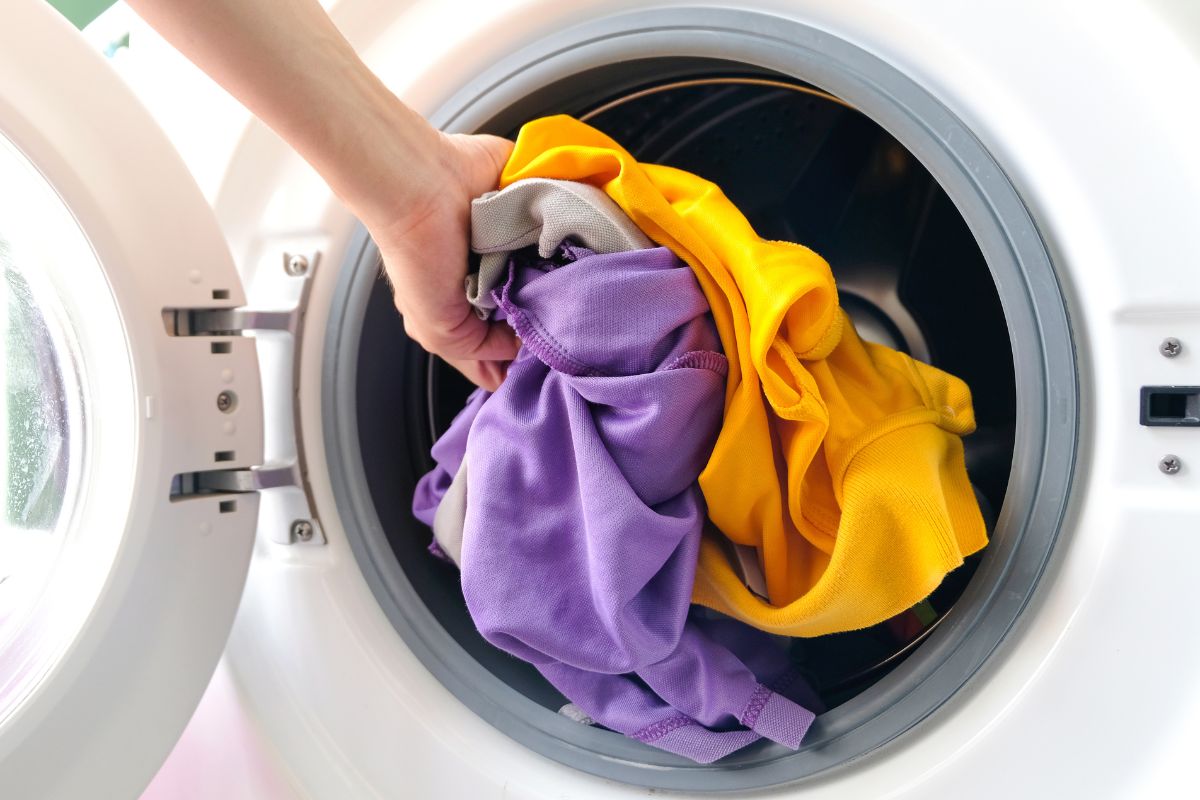 Perché i vestiti puzzano anche dopo il lavaggio? Scopri l’errore che commetti senza saperlo e i rimedi pratici per un bucato sempre fresco e profumato.