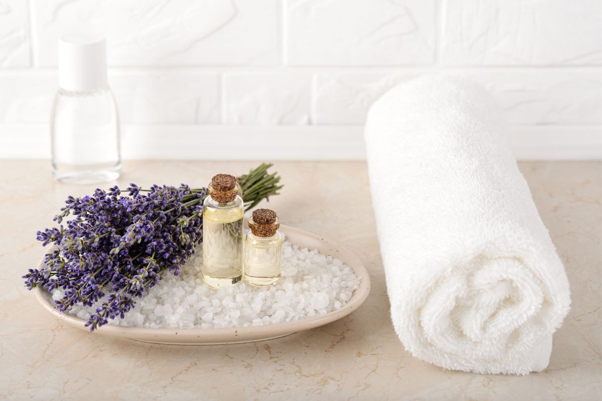 Sai che il sale grosso può rivoluzionare l’aria del tuo bagno? Scopri il trucco che molti sbagliano e impara a usarlo nel modo giusto per eliminare umidità e odori in modo naturale e duraturo.