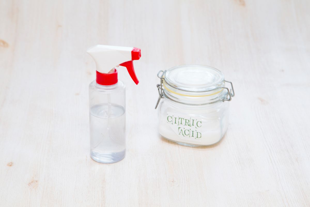 Scopri come usare l’acido citrico al posto dell’aceto per un bucato soffice, profumato e senza calcare, proteggendo lavatrice e colori in modo naturale.