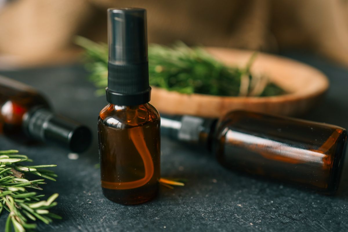 spray fai da te al rosmarino per tenere lontani insetti