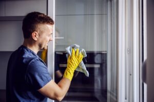 pulire i vetri con l'acqua frizzante