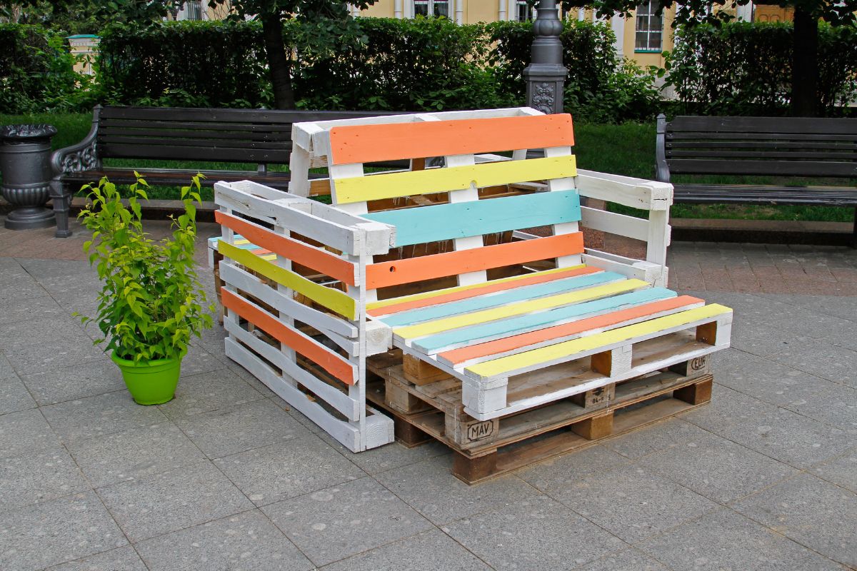 arredare il giardino con pallet e vernici pastello