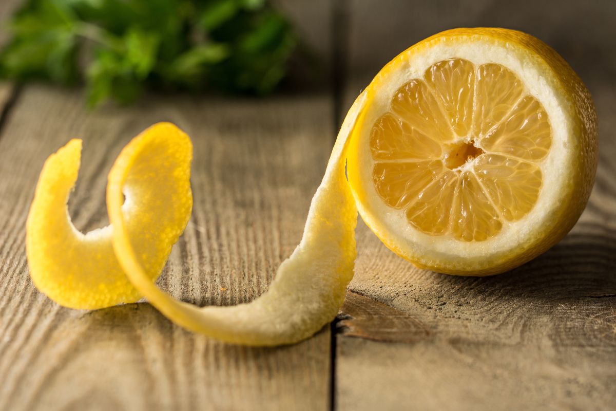 stoviglie profumate con una buccia di limone