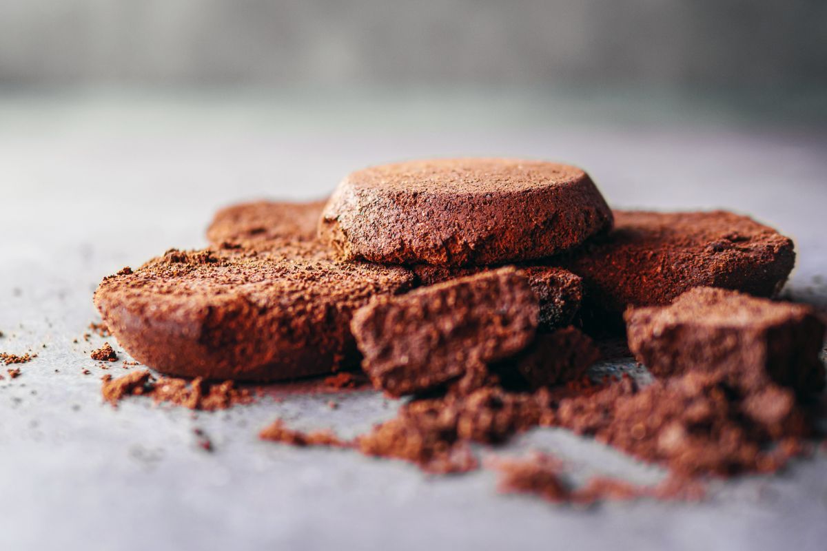 usare il caffè vecchio sulle piante contro i moscerini