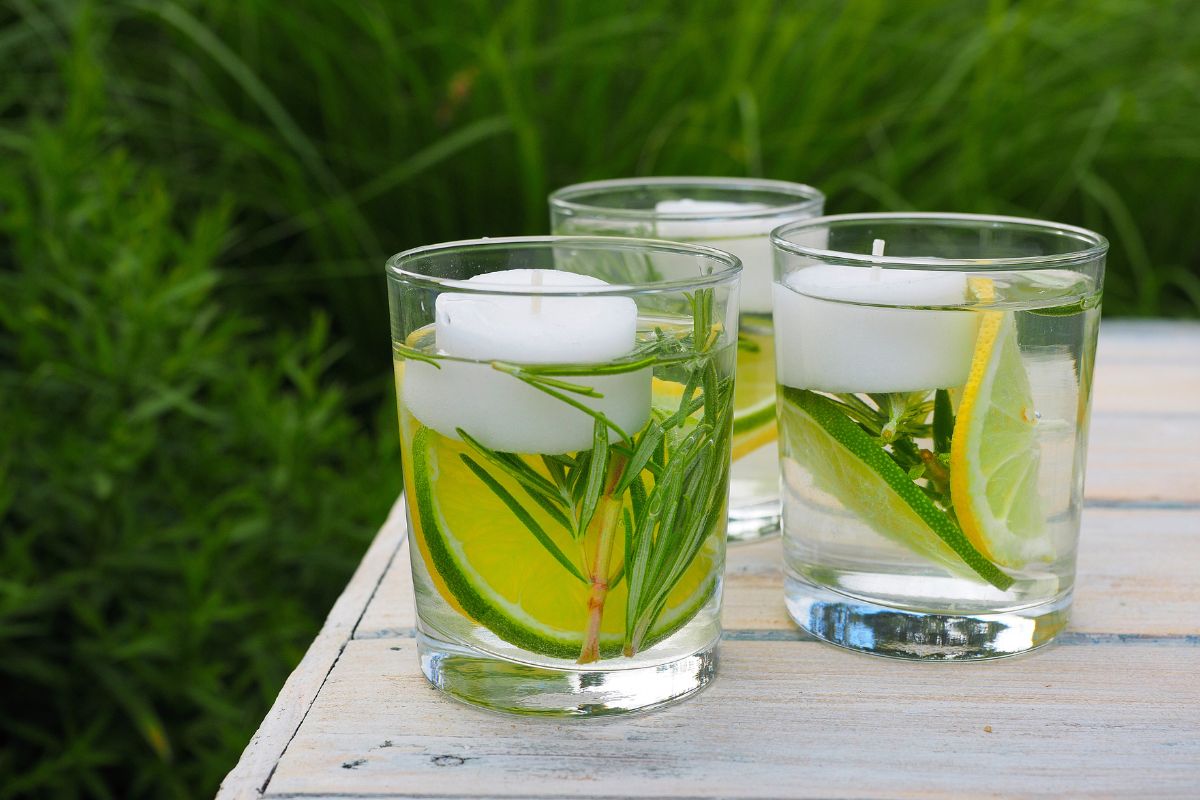 centro tavola candela galleggiante con fette di limone