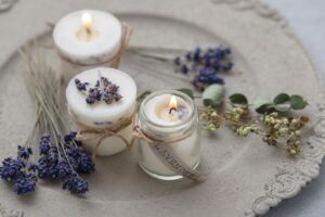 candele fai da te con fiori olio essenziale