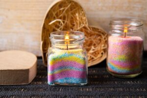 candele in bicchieri con sabbia colorata