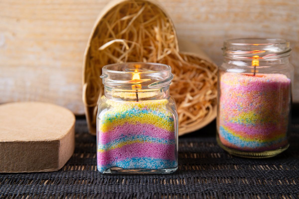 candele in bicchieri con sabbia colorata