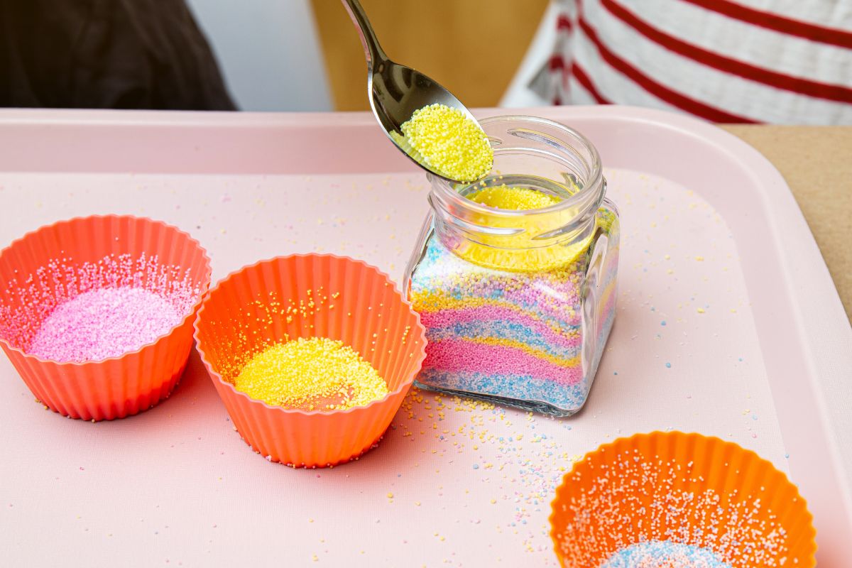 candele con sabbia colorata e bicchieri