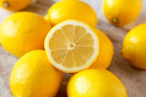 scossa fredda al limone sui capi bianchi