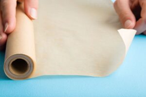 lucidare i mobili in legno con la carta da forno