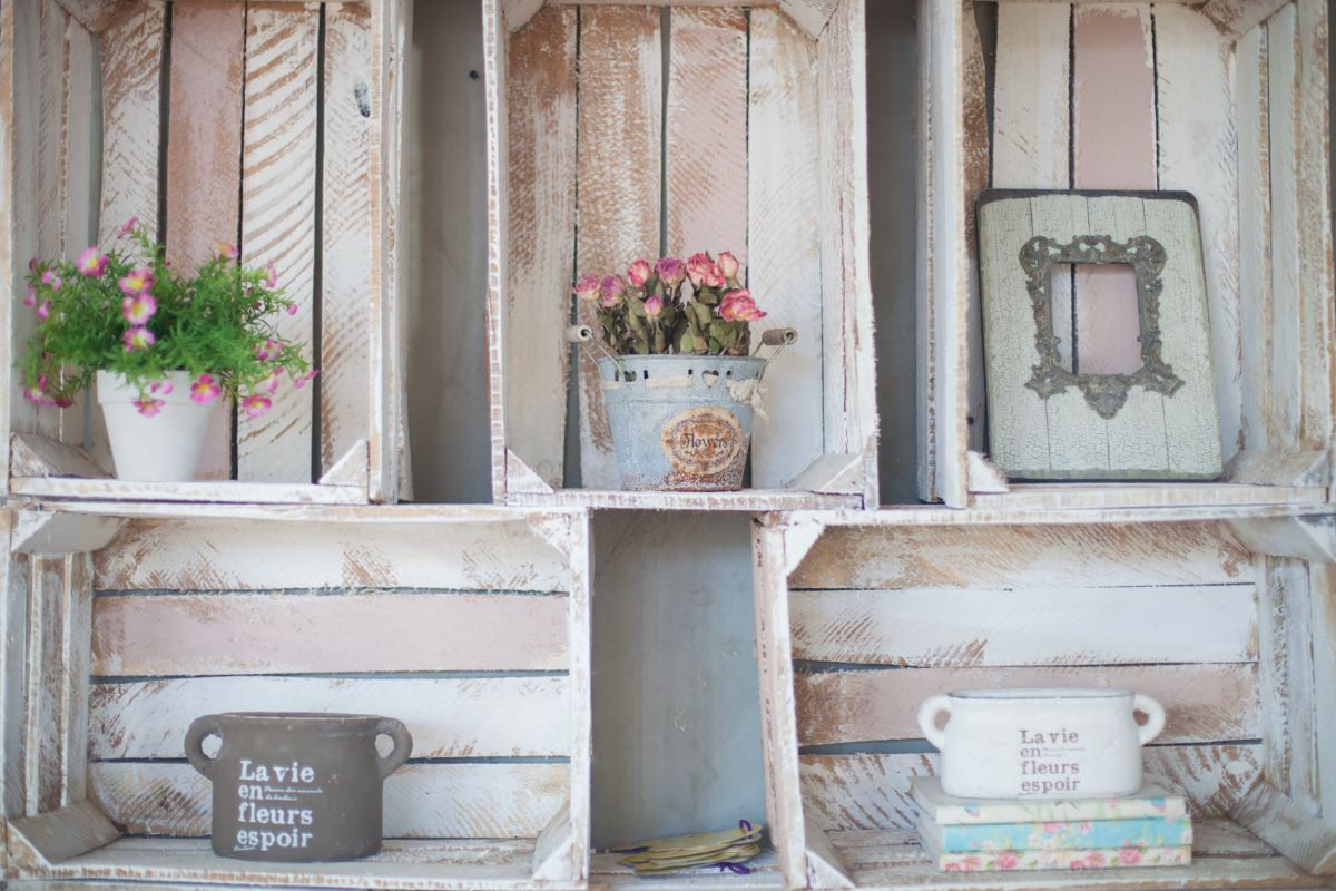 cassette di legno verniciate di bianco shabby per terrazzi