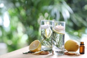 candela galleggiante con fette di limone