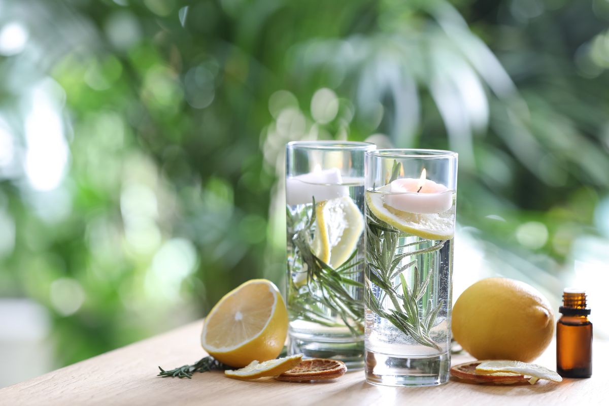 candela galleggiante con fette di limone