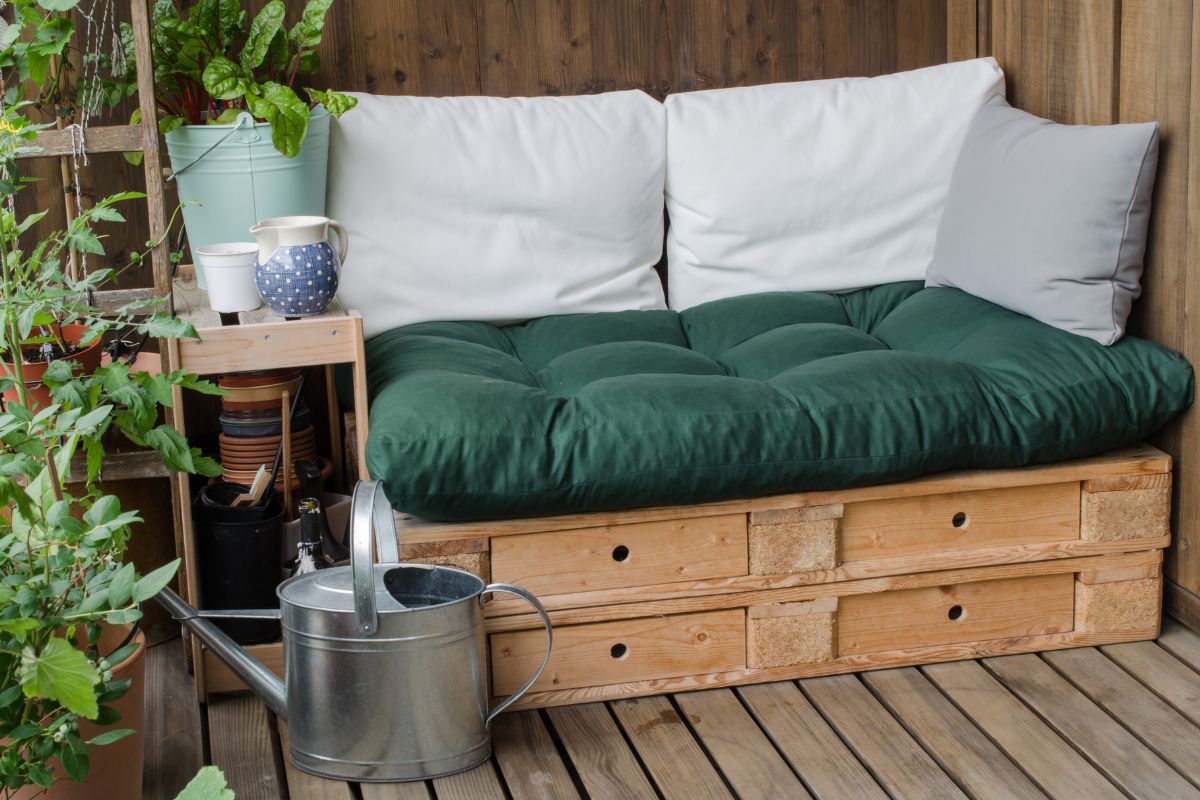 divano in giardino con pallet