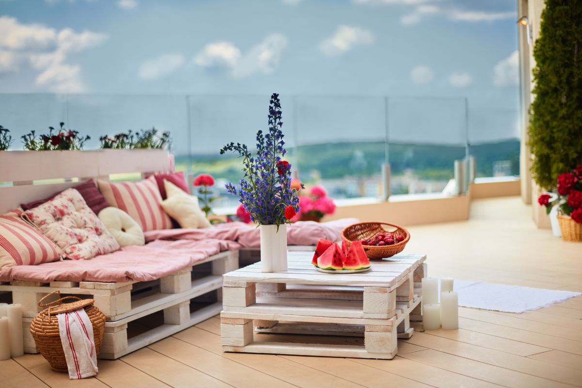 zona relax in giardino con pallet cuscini