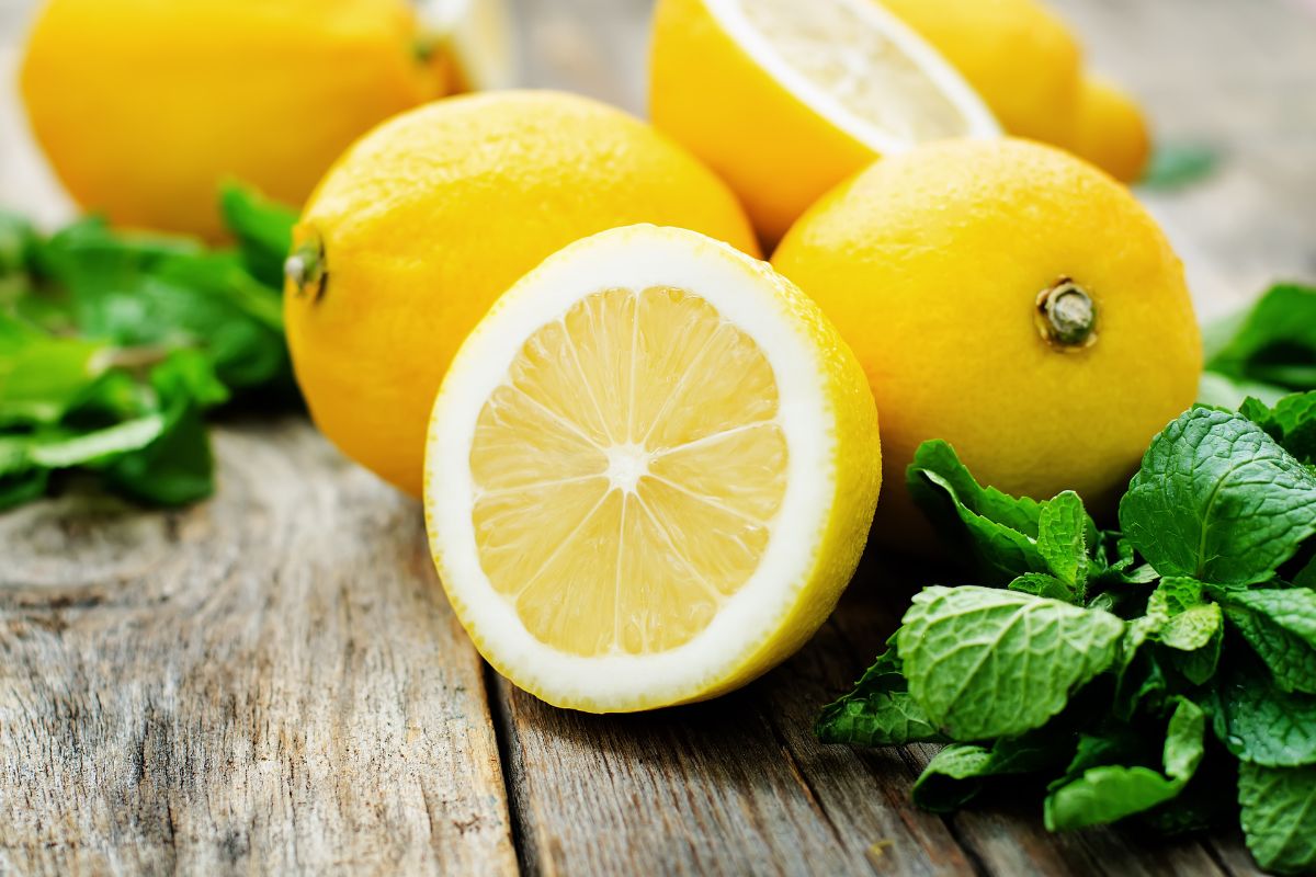 acqua di limone per le piante